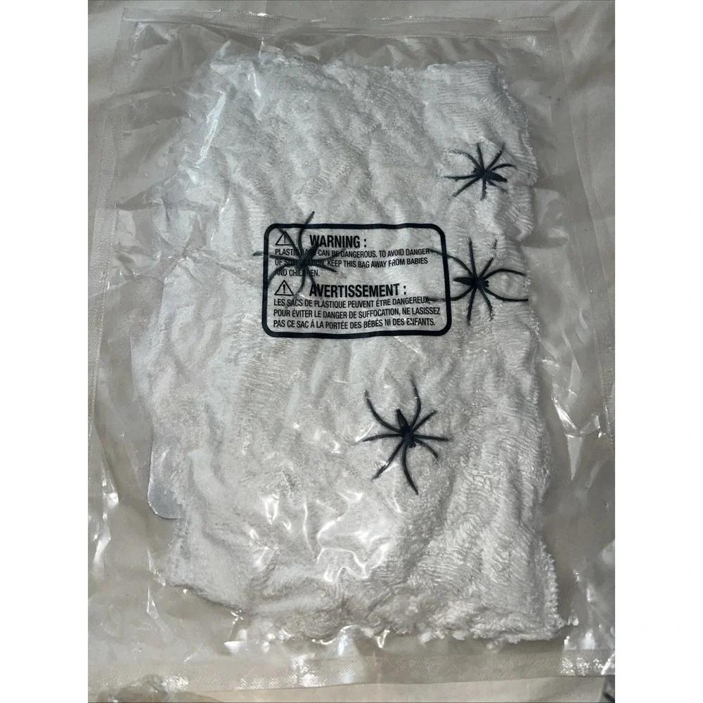 200 sq. ft. Halloween Supplies Spider Web‎ with Plastic Spiders - Outdoor/Indoor